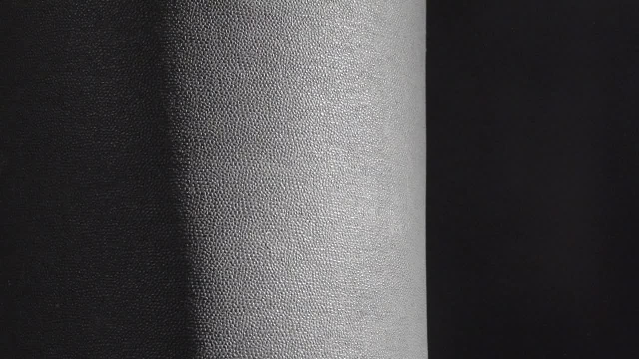 primer plano de un material de cuero gris oscuro