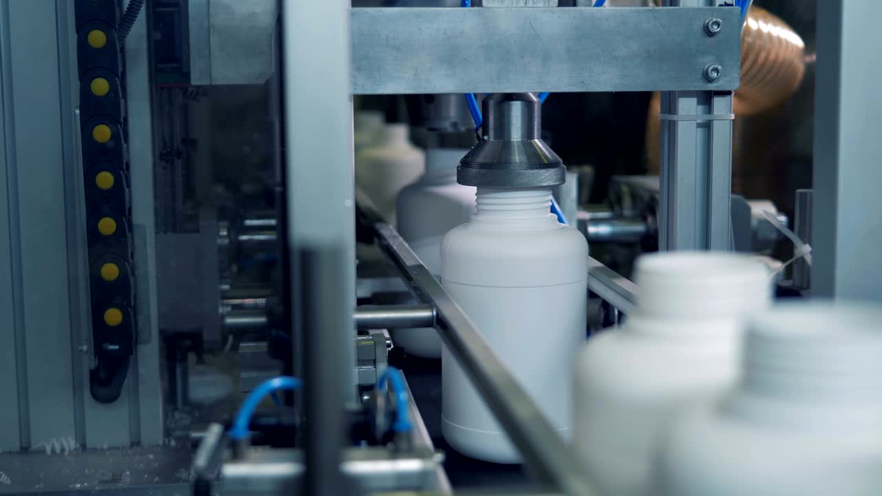 플라스틱 병은 압축 기계 장비를 통과합니다.