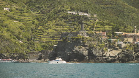 Sonniges-Vernazza,-Cinque-Terre-Mit-Teurer-Yacht