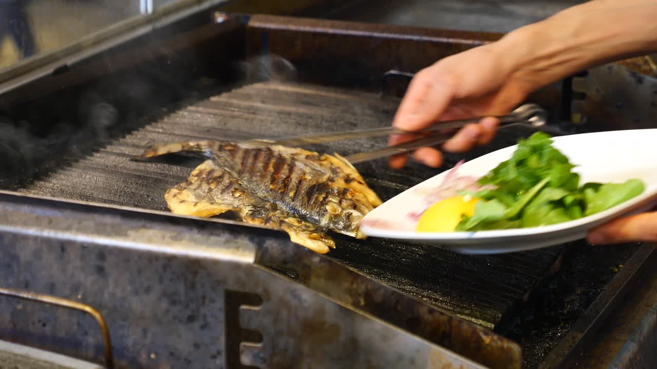 그릴에 긴 물고기