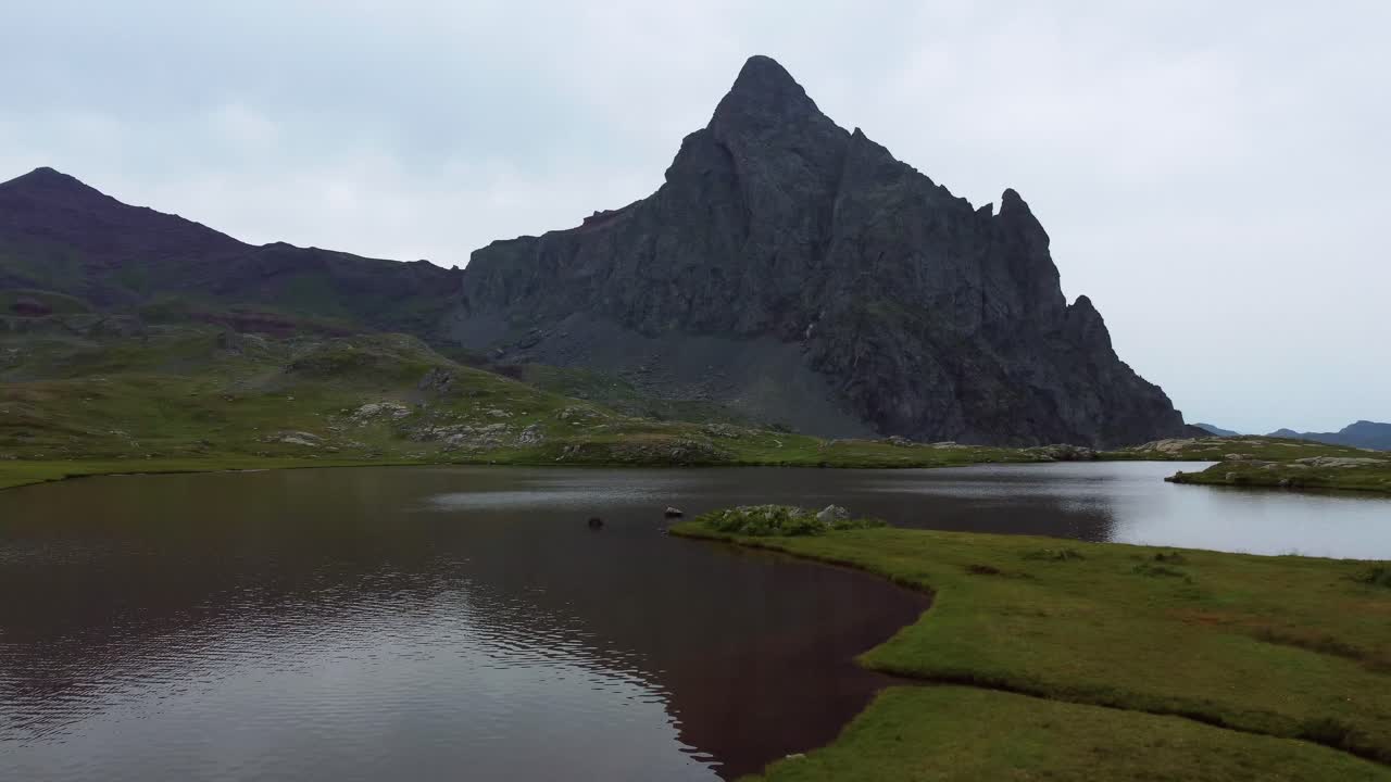 vista aérea de un lago de montaña de los pirineos en verano
