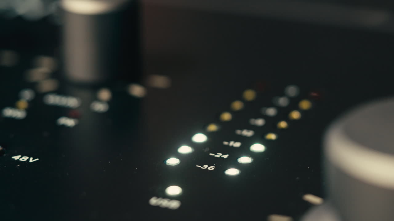 amplificador hi fi, control de los niveles de señal de audio en la consola de audio en el panel de sonido clásico. indicador de señal analógica de primer plano con flecha