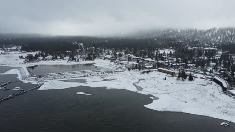 Big-Bear-Lake-Village-Hafen,-Kalifornien-Usa