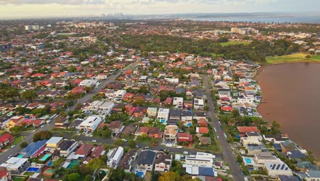 Drone-De-Casas-Y-Horizonte-En-Sydney,-Australia