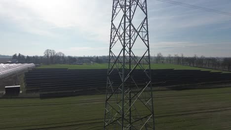 vista aérea de los postes eléctricos de abajo a arriba de las líneas eléctricas