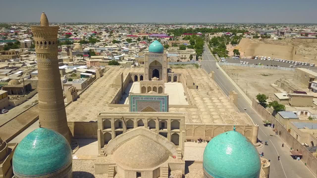drone volando hacia la mezquita poi kalyan en bukhara, uzbekistán