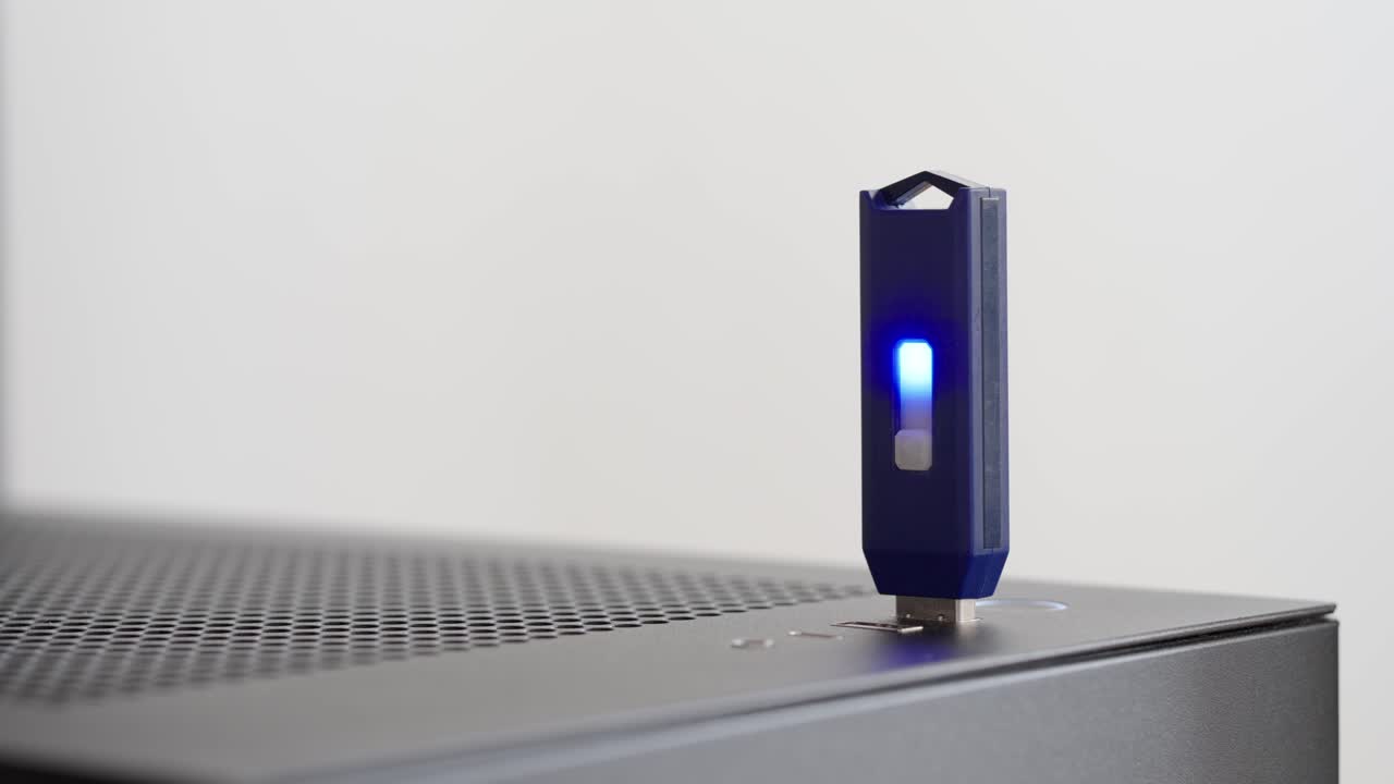 hombre conectando y desconectando una unidad flash usb