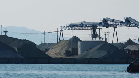 Industrielles-Förderbandsystem-In-Einer-Verarbeitungsanlage-Am-Wasser