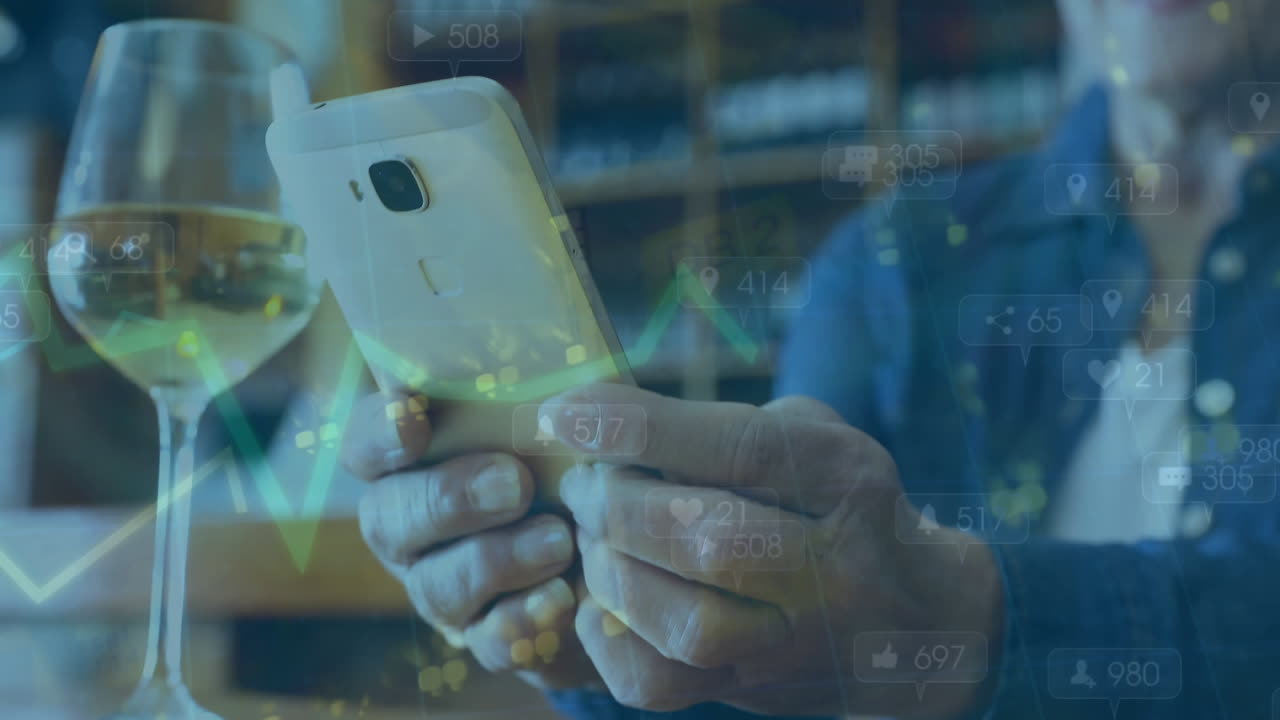 animación de gráficos y datos financieros sobre la mano de un hombre caucásico que sostiene un teléfono inteligente