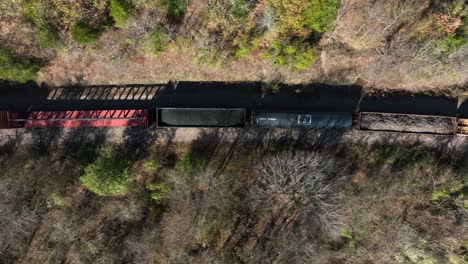 antena de arriba hacia abajo del vagón de tren que transporta carbón en la vía