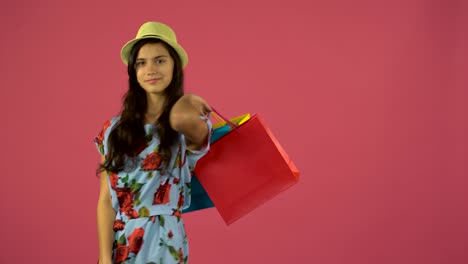 una adolescente con bolsas de compras