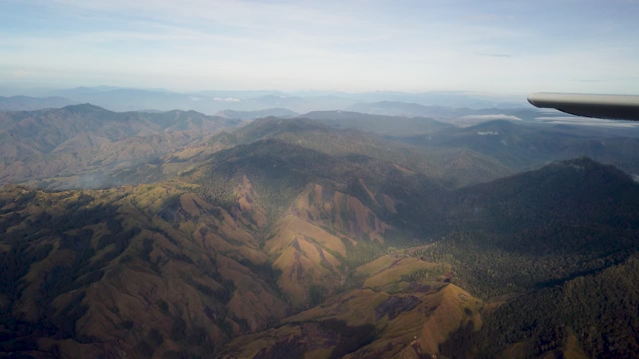 volando sobre las pintorescas montañas de nueva guinea en un avión pequeño, viajes de aventura