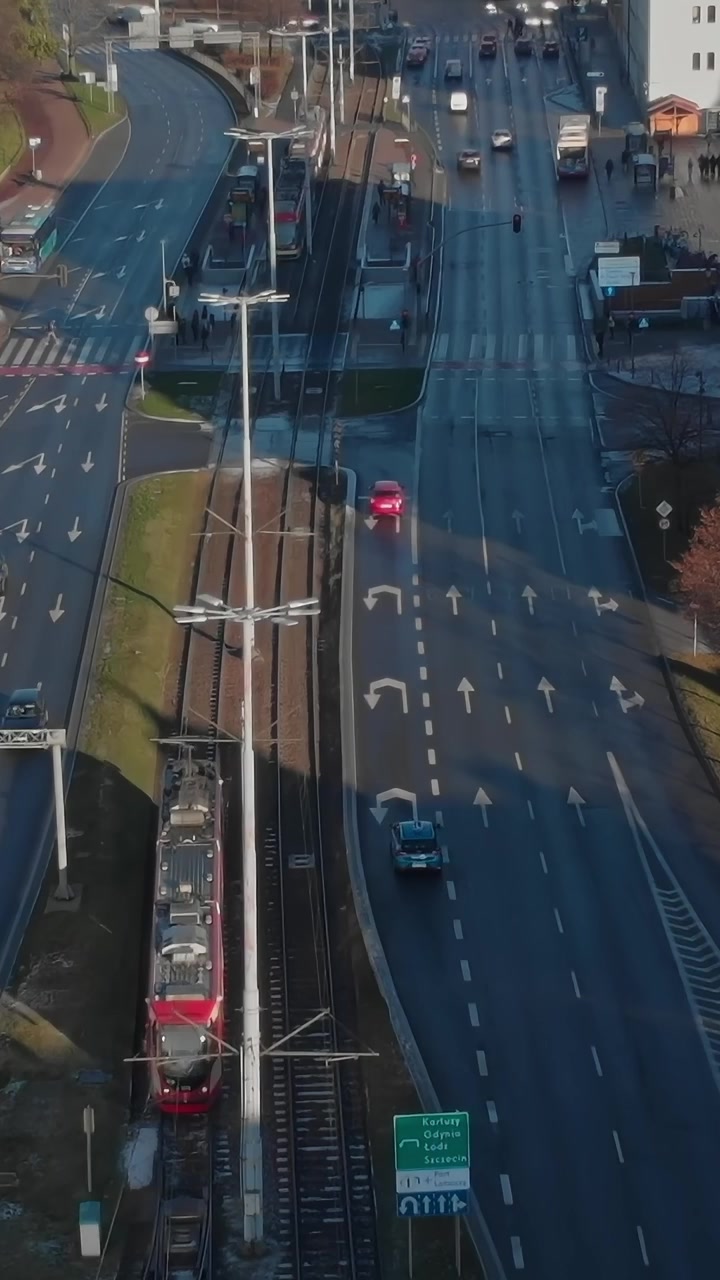 Togskinner og vejudsigt i Gdansk, Polen i dagtimerne.