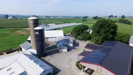 Antena-Desde-El-Borde-Del-Laberinto-De-Maíz-Pasando-Silos-Y-Edificios-Agrícolas-Ronks,-Condado-De-Lancaster,-Concepto-De-Pennsylvania:-Diversión-Familiar,-Granja,-Rompecabezas,-Desafío,-Evento-Anual