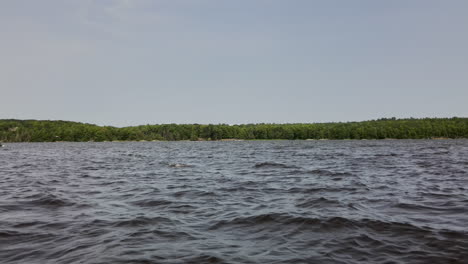 Blick-Von-Unten-Auf-Das-Unruhige-Wasser-Des-Flusses