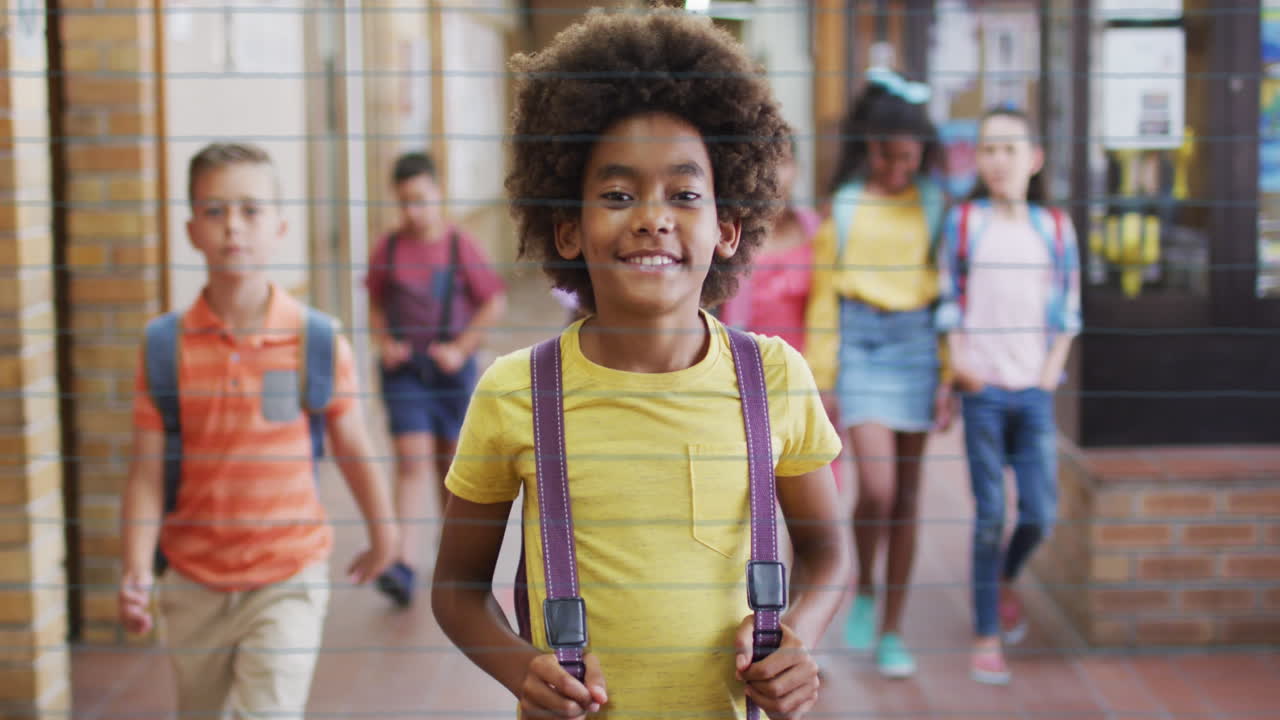 Animazione di icone scolastiche che fluttuano su uno scolaro felice a scuola.