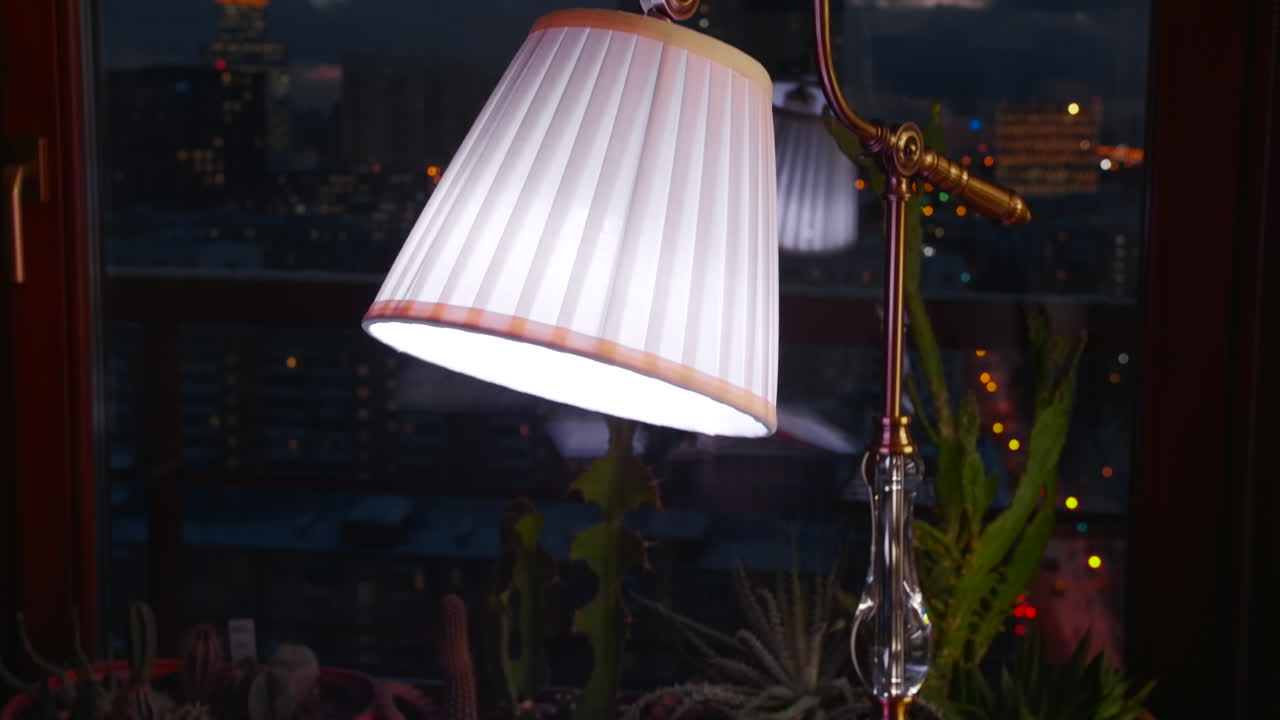 도시 풍경을 가진 세련된 테이블 램프