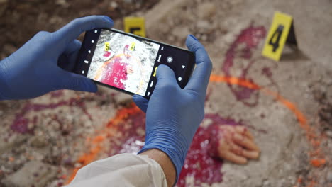 especialista forense toma un primer plano de una escena del crimen espantoso