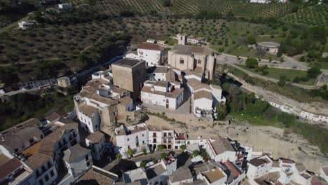 Luftaufnahme-Von-Setenil-De-Las-Bodegas,-Weißes-Dorf-Von-Cadiz,-Spanien