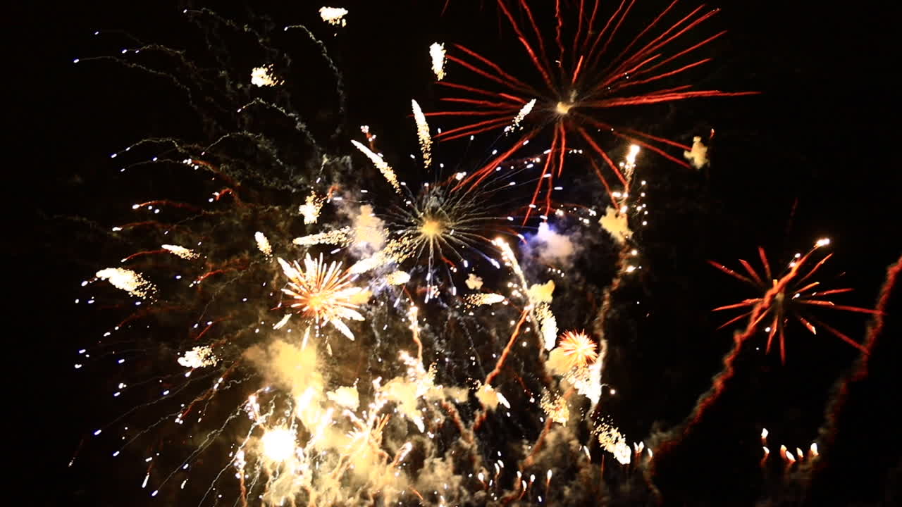 Spettacolo pirotecnico notturno "mascletà" a Valencia, Spagna