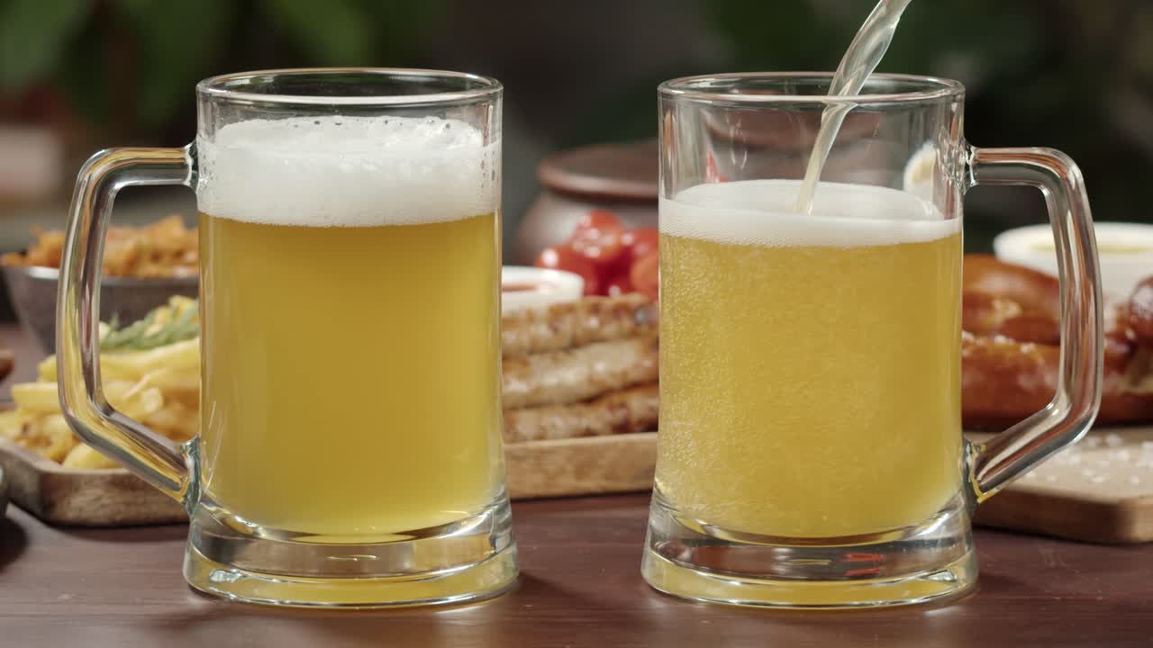 Atıştırmalıkların Yanında Bardağa Altın Bira Dökme