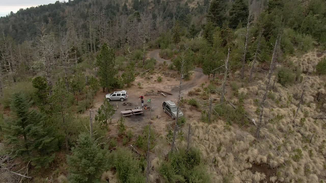 persona agitando su mano en el dron volando sobre la colina de la montaña en el parque nacional nevado de colima, colima, méxico