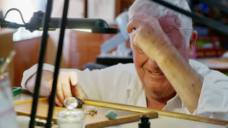 relojero reparando un reloj