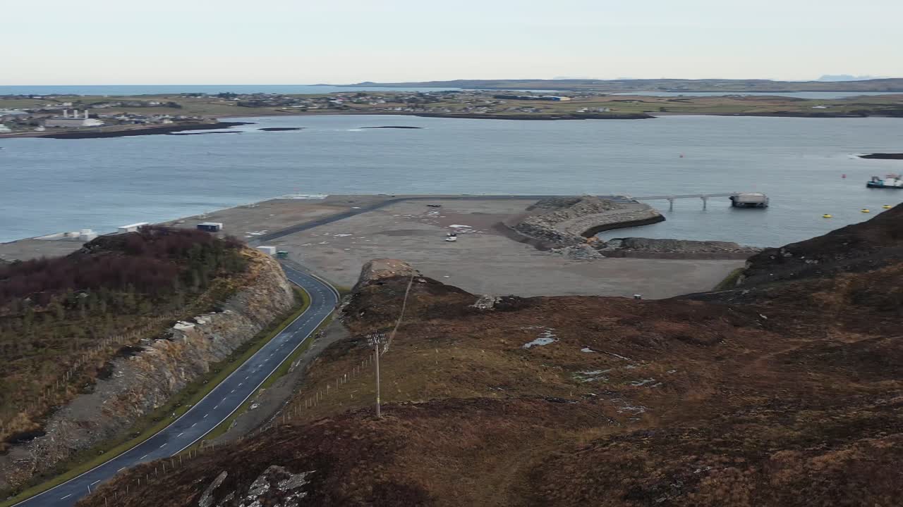 Ripresa aerea del porto di Stornoway, porto in acque profonde e paesaggio delle Ebridi