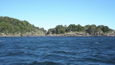 Vista-Panorámica-De-Las-Islas-Rocosas-Con-árboles-En-El-Azul-Profundo-Del-Océano-Pacífico