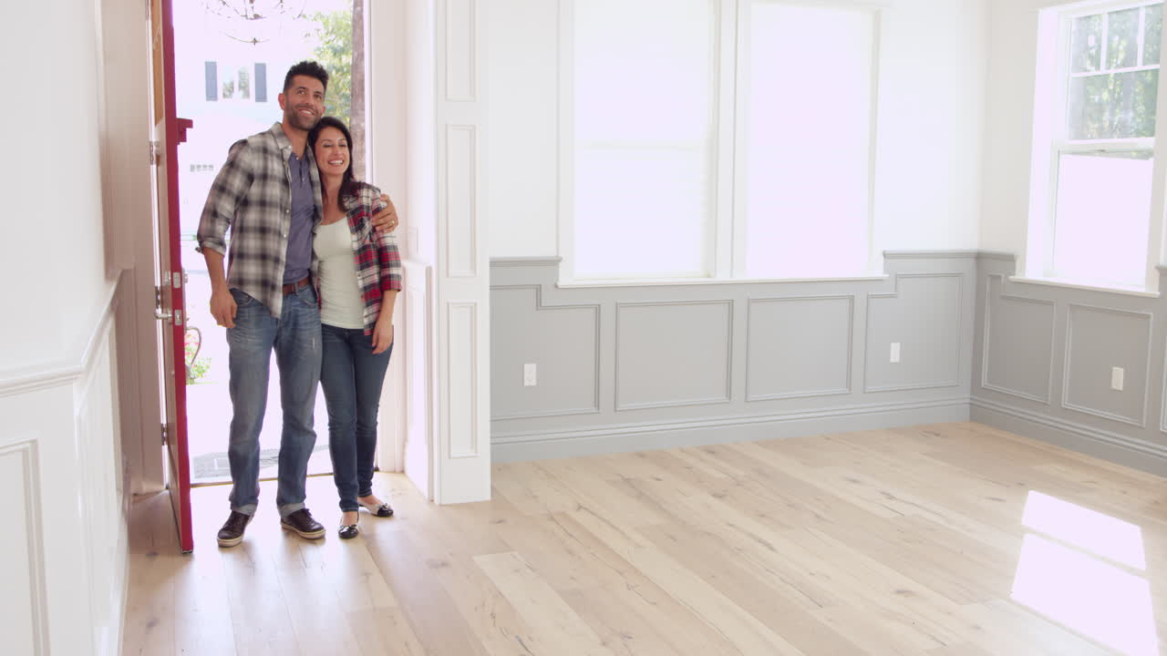 familia hispana mudándose a una nueva casa filmada en r3d