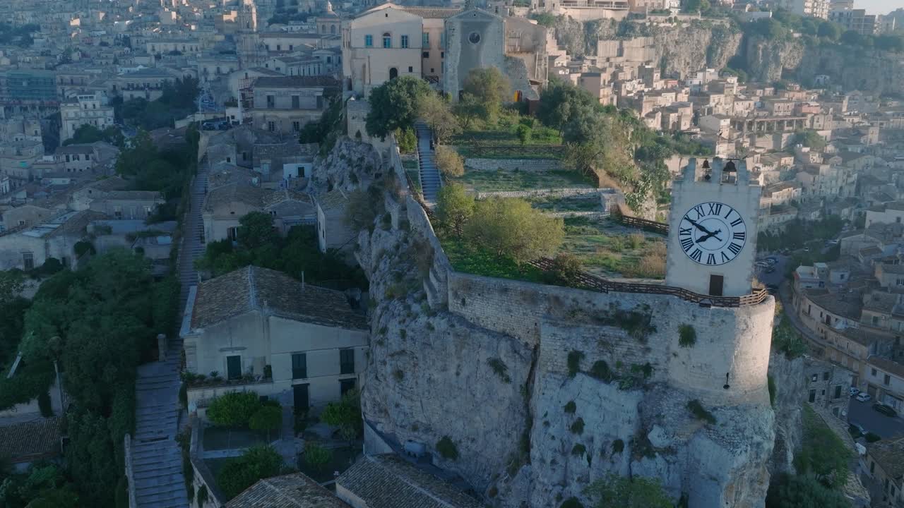 모디카 알타  ⁇  디 노토 (modica alta val di noto) 의 항공 전망 시칠리아의 오래된 바로크 양식의 도시와 성 시계탑 이탈리아 남부 해가 뜨는 시점