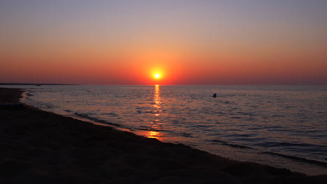 hermoso timelapse del atardecer junto al lago balkhash