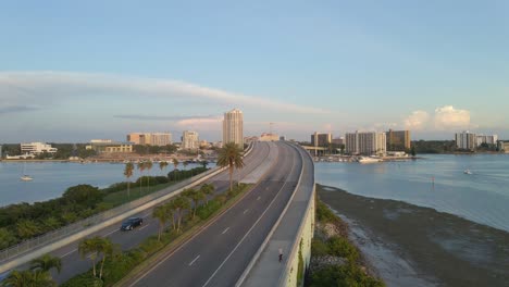 puente sobre el océano en clearwater beach island, florida durante la puesta de sol