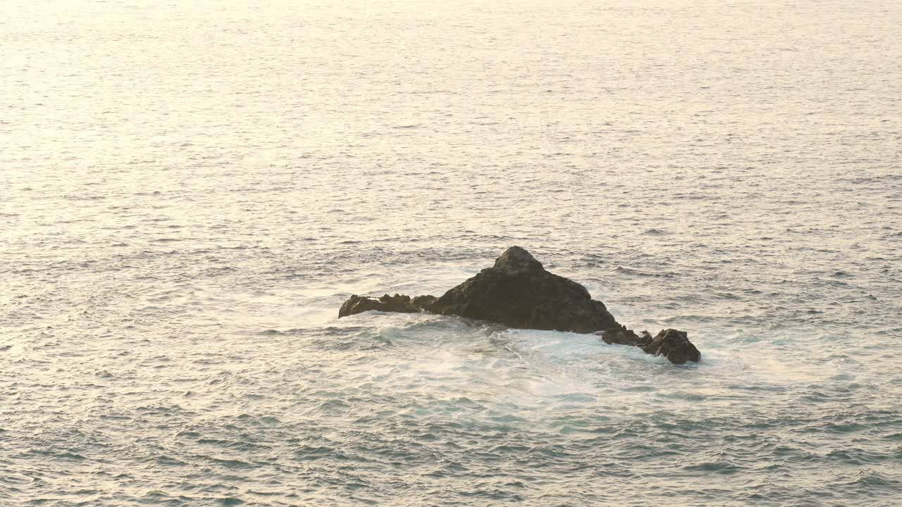 안정적인  ⁇ , 바다에서 파도에 의해  ⁇ 겨진 바위 형성, 밝은  ⁇ 빛