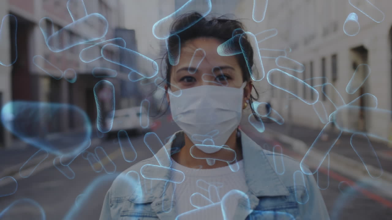 animación de células de covid-19 que se mueven sobre una mujer con máscara facial