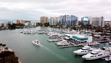 Yachtantenne-Mit-Der-Skyline-Von-Sarasota,-Florida-Im-Hintergrund