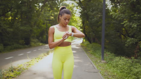 mujer corriendo en el parque