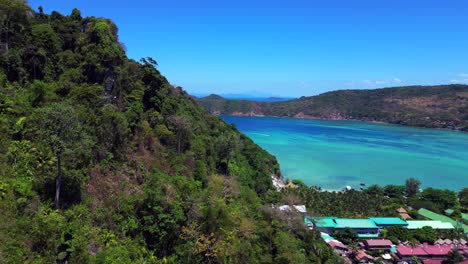 el mar azul turquesa los acantilados las rocas la playa de la colina de la isla