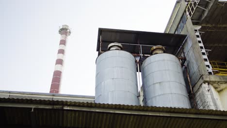 alte fabrik mit durcheinander unordentliches industrieambiente postapokalyptische aussicht wie in tschernobyl stadterkundung-3