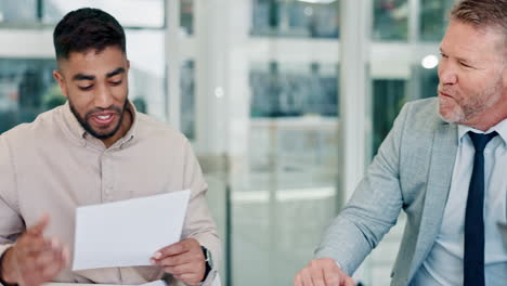 documentos, director ejecutivo y gente de negocios en una reunión