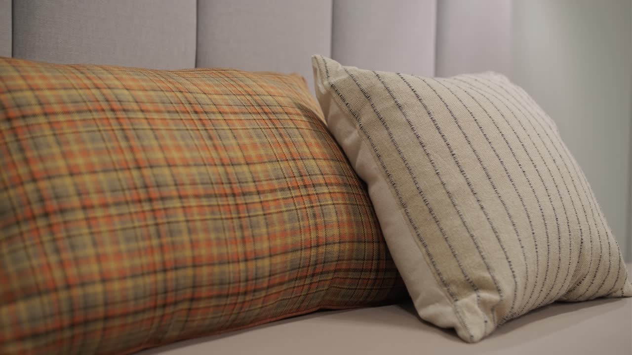 detalle de diseño interior del hogar de sala de estar moderna limpia con almohada de luz solar suave y acogedora