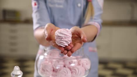 분홍색 마쉬멜로를 준비하고 전시하는 여자