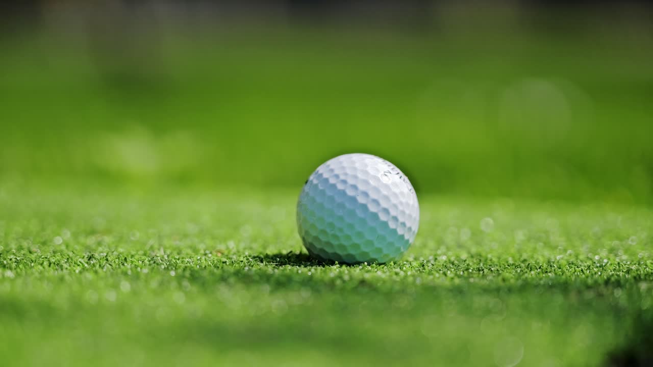 Mislukte golfswing waarbij de club de bal volledig mist op een zonnig veld