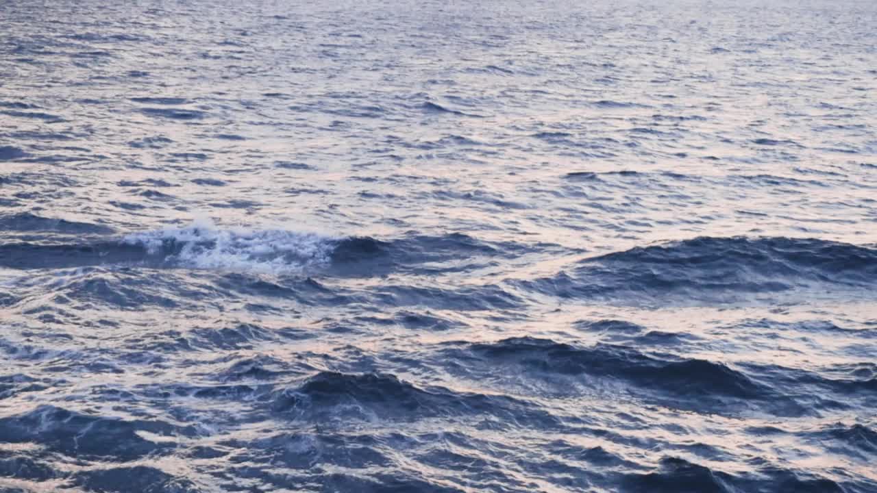 해가 뜨고 해가 지면 바다의 파도