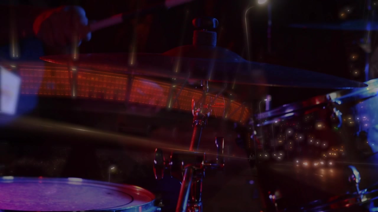 Animazione di traffico stradale sfocato su musicisti che suonano le percussioni