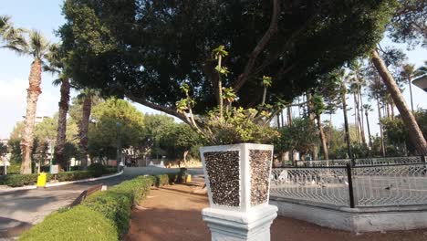 Cenador-Del-Parque-Municipal-De-Limassol-Y-Jarrón-Decorativo-Cerca-De-La-Pasarela---Amplia-Toma-De-Seguimiento