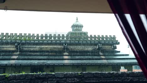 templo hindú tradicional durante una fuerte lluvia en cámara lenta