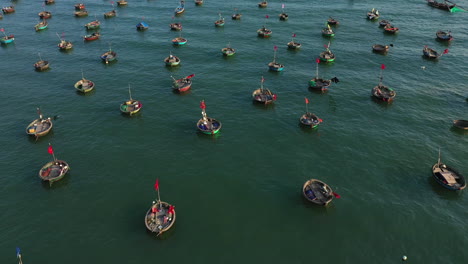 Toma-Aérea-Sobre-Cientos-De-Botes-Tradicionales-De-Canasta-Cónica-Y-Botes-De-Pesca-De-Arrastre-En-Vietnam,-Asia