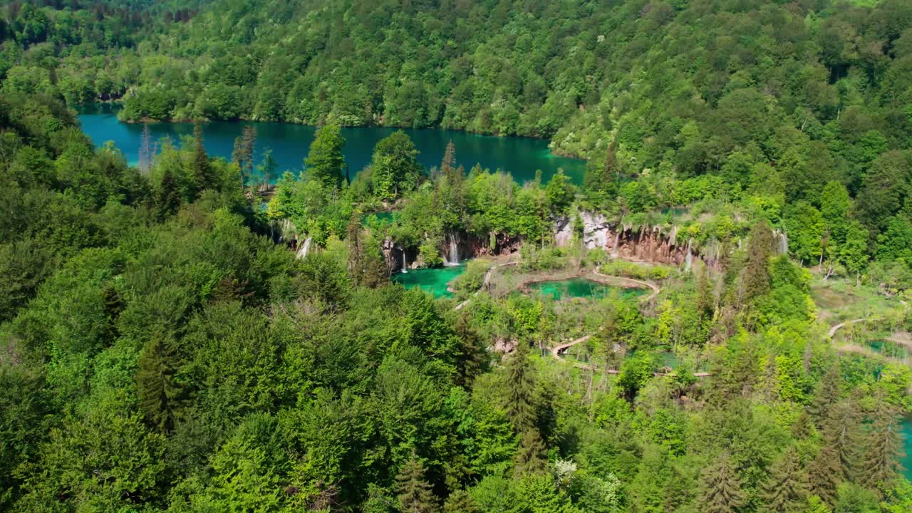플리트비체 호수 국립공원의 숨막히는 청록색 물의 조감도