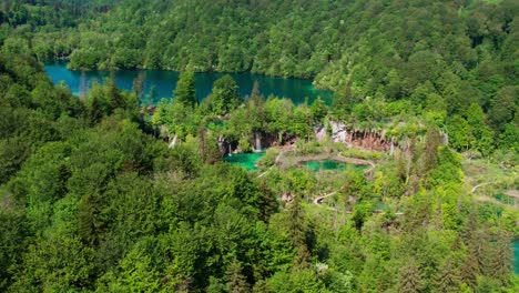 Luftaufnahme-Des-Atemberaubenden-Türkisfarbenen-Wassers-Im-Nationalpark-Plitvicer-Seen